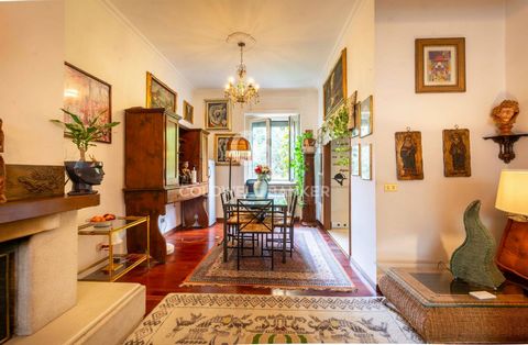 Villa individuelle à vendre à Milan dans Via Monte Altissimo - Quartier Certosa. Il se compose d'un grand hall d'entrée, double séjour avec balcon, cuisine, deux chambres doubles et une salle de bain avec fenêtre. Un escalier extérieur mène au sous-s...