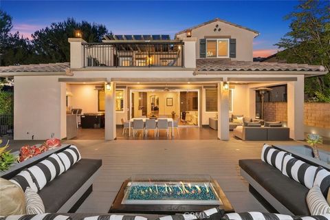 Presenting one of the most chic and stylish homes in Irvine on an end of cul-de-sac PREMIUM LOT. Situated in one of the most desirable and ideally located communities in Orange County, your bespoke luxury retreat awaits you in Quail Hill. The immacul...