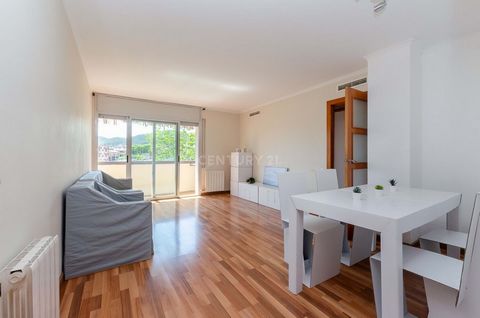 We exclusively present this charming 90 m2 VPO flat with parking and storage room located in an unbeatable area. This apartment is ideal for families, the large living room with exit to the terrace offers a cozy and bright space. The fully equipped k...