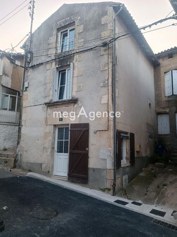 Located in Poitiers near the Pont Neuf, this 52 m² house is ideally located in an area close to amenities such as shops, public transport and schools. It benefits from an ideal location allowing you to take full advantage of all the facilities offere...
