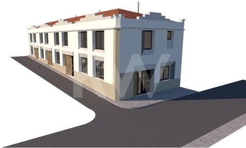 Warehouse located in the historic center of Montijo, with an approved project for the construction of 4 houses.It is an urban building intended for an industrial warehouse (registered in the headquarters before 1951) with a covered area of 223.30 m2,...