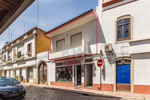 Apartamento T2 com terraço no 1º andar de um prédio no centro da Vila de São Bartolomeu de Messines. O prédio onde este apartamento se encontra inserido, é constituído apenas por um espaço comercial e o apartamento no 1º andar. O apartamento dispõe: ...