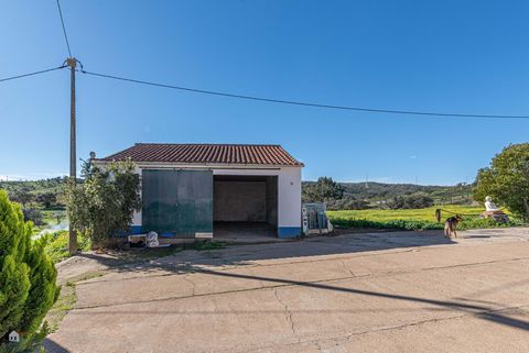 Located in Almodôvar. Welcome to an exceptional opportunity to transform a spacious warehouse into housing. This is a unique property that offers a multitude of possibilities for those looking for a personalized home or, simply, as support and storag...