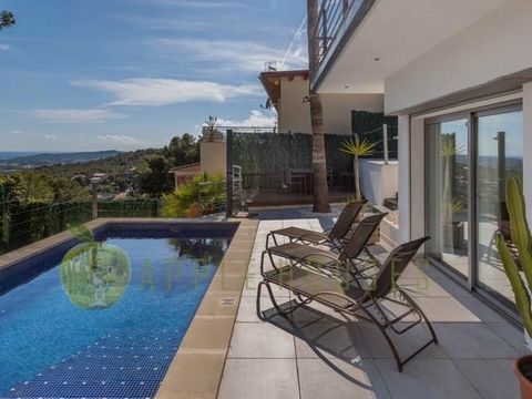 Detta spektakulära hus ligger i den prestigefyllda staden Sitges och erbjuder fantastisk utsikt över Medelhavet och en arkitektonisk design som kombinerar komfort och elegans. Med tre minutiöst inredda våningar är denna bostad perfekt för dig som sök...