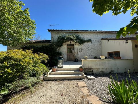 Located in the Tarn et Garonne, on the edge of the Lot et Garonne, 5 minutes from Dausse, this property offers a peaceful and authentic setting, conducive to tranquility and serenity. The town stands out for its picturesque charm and welcoming commun...