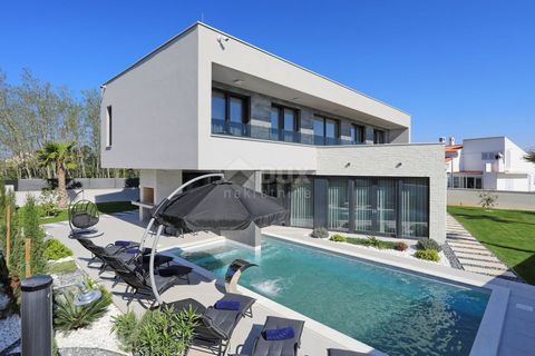 ZADAR, ZATON – Einzugsfähige und hervorragend eingerichtete Villa mit beheiztem Pool und großem Garten. Zum Verkauf steht eine außergewöhnliche Luxusvilla im bezaubernden Zaton, nur 1100 Meter vom kristallklaren Meer entfernt. Dieses makellose neue G...