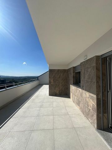 Appartement neuf de 3 chambres à vendre. Situé dans un quartier calme de la ville, cet appartement offre un environnement moderne et confortable pour profiter du temps libre en famille ou entre amis. Avec une excellente exposition au soleil, vous pou...