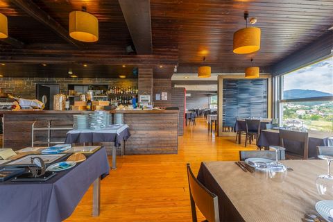 Restaurant in a Building with River View Renowned restaurant with river view in Merlres for sale is part of a fraction of a building with a total of three fractions. A restaurant with a family tradition with a few generations where his dishes of choi...