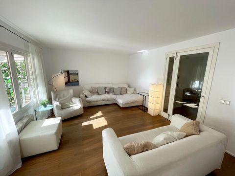 Amazing apartment for sale in the centre of Palma! This bright property has a southwest-facing terrace, ideal for enjoying the sun or shade thanks to its awning. With an area of 127 m2, this property offers a spacious living room and 3 bedrooms with ...