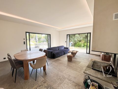 Come and visit this new villa with contemporary lines ideally located in a sought-after area, in the heart of the Bonifacian countryside. With a surface area of approximately 129 m2, it consists of a living room with equipped kitchen open to the dini...