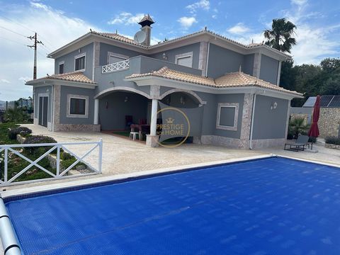 Villa mit 4 Schlafzimmern und Pool 2 Minuten vom Zentrum von Loulé entfernt Villa mit 4 Schlafzimmern am Stadtrand von Loulé Im Erdgeschoss nach der Eingangshalle haben wir ein Wohnzimmer, rechts vom Esszimmer und der Küche, dann eine Wäscherei und e...