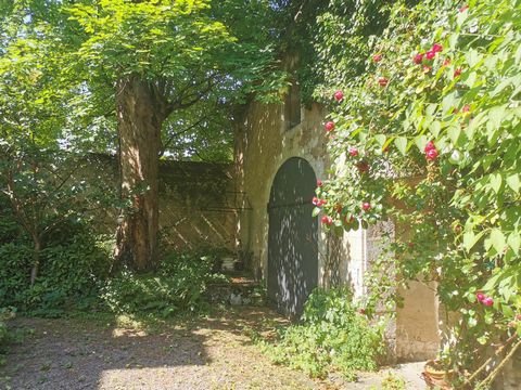 In the town of Saint Gerand le Puy, 20 km from Vichy and 10 km from Lapalisse, this characterful stone property made up of 2 dwellings from the 16th and 18th centuries. Each has an independent entrance. But the two are communicating. The main house o...