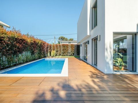 Moradia T3+1 com 372 m2 de área bruta de construção, piscina e garagem, inserida num lote de terreno de 600 m2, em Birre, Cascais. A moradia de autoria do Arquiteto António Vidigal, distribui-se por três pisos. O piso de entrada é composto por sala c...