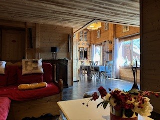 Station haute de Saint François Longchamp, charmant appartement de 102 m2 offrant cuisine tout équipée, salon/séjour très agréable avec poêle à bois, 3 chambres, salle d'eau, WC, entrée avec de nombreux rangements. Belle terrasse donnant sur les pist...