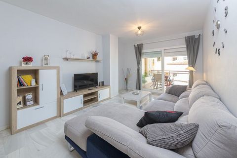 After a day of shopping and enjoying the beach, the best plan is to relax on the apartment comfy terrace, which is furnished and ready to enjoy the good weather. Located on a ground floor, but high enough to be a first floor -with a lift-, the apartm...