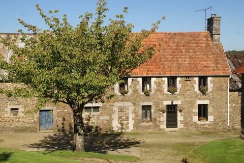 Even buiten het dorpje Sourdeval-les-Bois staat dit fraaie vakantiehuis op een enorm landgoed van 8 ha. De woning is voorzien van 4 slaapkamers en is ideaal voor grote gezinnen of families. Huisdieren zijn toegestaan. De riante omheinde tuin met terr...