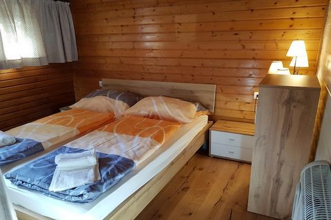 Le appartement à Bad Kleinkirchheim possède 1 chambre(s) et Capacité pour 4 personnes. Logement de 50 m² meublé avec goût et meubles nouveaux, situé en première ligne de golf et au pied des pistes de ski, avec vue sur la montagne et la piste de ski. ...