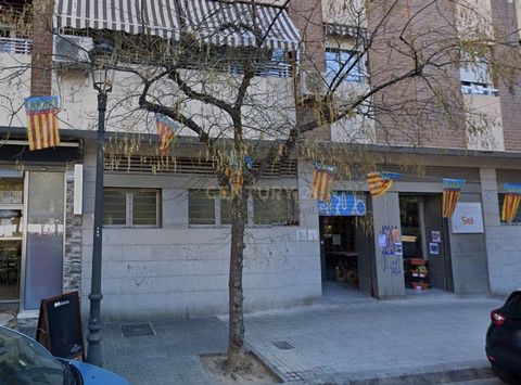 Local comercial SIN COMISIONES en la calle TRES CRUCES Nº 75 en Valencia. Local comercial con una superficie muy amplia que cuenta con cuarto de baño y habitaciones extras. Es perfecto para montar un taller, una cochera o un negocio que necesite de u...