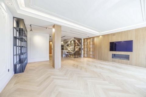 Lucas Fox presents this renovated apartment for sale on one of the most iconic streets of Pla del Remei in Valencia. This spectacular property stands out for its brand-new, comprehensive renovation , featuring an elegant, timeless, and functional des...