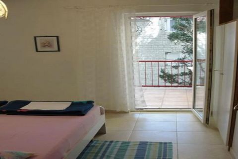 Apartment Boguvila is located in Supetar, a small place on beautiful island Brač, which is best known for the white-pebble beach Zlatni Rat (Golden Cape) which is 45 min ride from the property. Laundry is available for the guests, located in the hous...