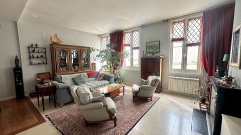 Maison de caractère à vendre 7 pièces avec caves voutées ROCHEFORT Centre (17)