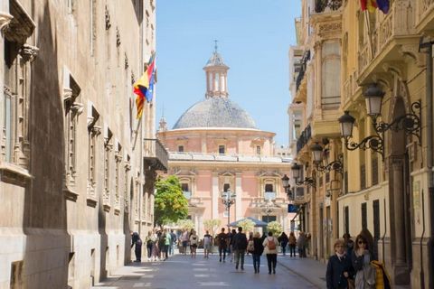 ¡EXCEPCIONAL OPORTUNIDAD DE TRASPASO EN EL CENTRO HISTÓRICO DE VALENCIA! Se traspasa restaurante en pleno funcionamiento, con larga trayectoria y una base sólida de clientela fija, tanto local como internacional. Ubicado en uno de los enclaves más co...