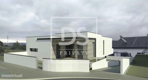 Moradia de arquitetura contemporânea com estacionamento Venha conhecer esta Moradia T4 de arquitetura contemporânea em fase de construção, com 2 lugares de estacionamento, localizada na aldeia de Rebanque, Sintra, muito próximo de Montelavar -Pêro Pi...