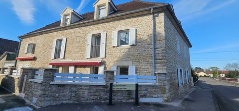 À vendre : Appartement avec 2 chambres, bureau et cour privative dans maison en pierre