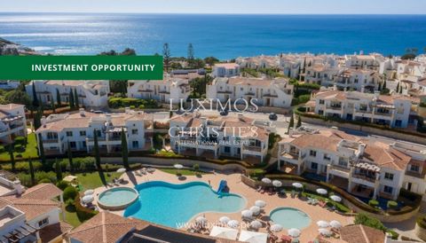 Moradia V2 no renovado empreendimento turístico Salema Beach Village , situado a apenas 500 metros da pitoresca praia de Salema , na encantadora aldeia piscatória de Salema , no concelho de Vila do Bispo . Esta moradia tipicamente algarvia , de inspi...