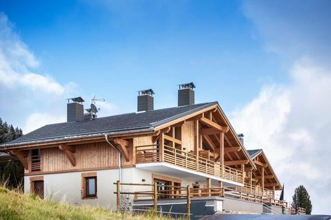 Questa vivace località per famiglie situata in Savoia, a soli 40 minuti da Albertville, è adagiata sull'ampio altopiano di Beaufortain a un'altitudine di 1650 metri. Noto per la sua eccezionale copertura nevosa, il resort beneficia di un microclima u...