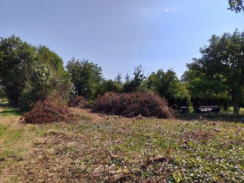 40mn ROISSY CDG, 7kms VILLERS COTTERETS, beautiful leisure land with an area of 1440m2 flat, quiet environment and at the end of the street. Ideal for weekends near the forest of Retz