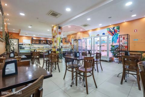 Loja com todo o recheio para venda - 290 000 €. Situada numa das melhores zonas de Linda-a Velha, ao lado dos Correios, de Bancos, escolas, com transportes à porta e comércio local na zona envolvente, o espaço caracteriza-se de charme, num misto de p...