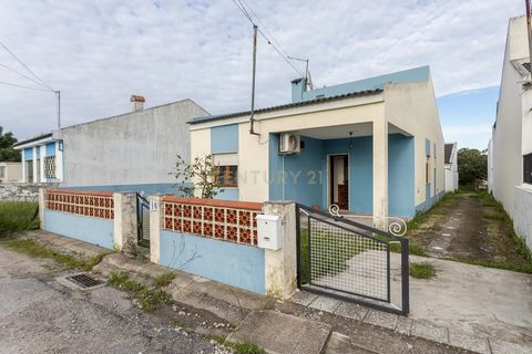 Descubra esta encantadora moradia T2 em Alhos Vedros, situada na tranquila Moita, disponível por 230.000. Com uma área generosa de 150,5m², distribuída pela moradia, anexo e garagem. no entanto tem uma área de implantação autorizada de 169,140m2, est...