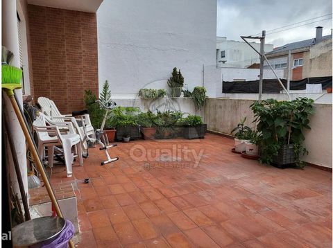 Apartamento T2 com Terraço no Coração do Alto Seixalinho Este apartamento destaca-se pelo seu extenso terraço proporcionando uma área de lazer Trata-se de um primeiro andar com áreas bem distribuidas, Composto por dois quartos , Sala de estar uma cas...