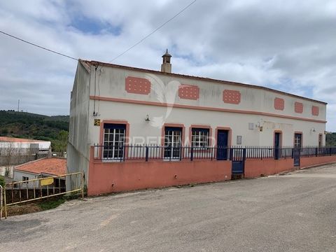 Espaço comercial dentro de aldeia de São Marcos da Serra com 1227m2 de área do terreno e 287m2 de área de construção. Imóvel destinado a comercio.  Dispõe de 2 cozinhas, sendo uma deles interior e outra exterior e 4 casas de banho. No rés do chão exi...