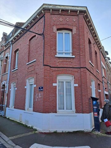 Maison de ville. Secteur calme. Proche toutes commodités.
