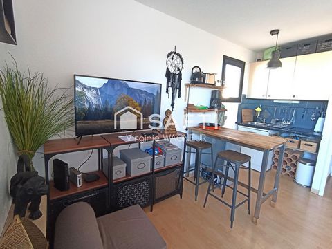 Appartement rénové de bon goût donnant sur une terrasse intime.