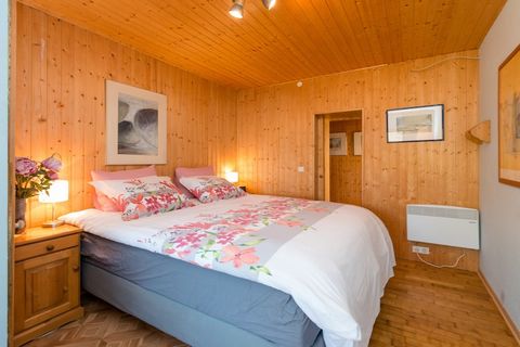 Dit vakantiehuis heeft 2 slaapkamers en is geschikt voor 5 personen, ideaal voor een gezin met kinderen. Het ligt in Bad Pyrmont, aan de rand van het natuurgebied Weserbergland. Het huis staat op een rustige locatie, direct aan de Duitse sprookjesrou...