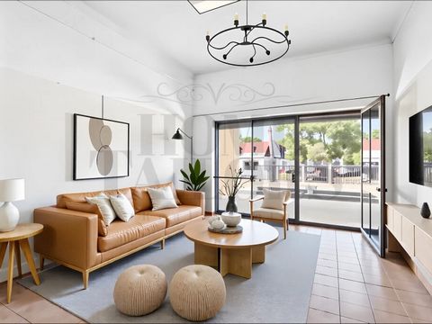Descubra este encantador apartamento T1, totalmente remodelado a estrear, localizado numa zona tranquila e residencial da Charneca da Caparica. Com 40m² de área interior, o imóvel oferece uma distribuição inteligente e acolhedora: uma kitchenette mod...
