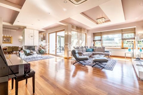 Mlinovi, Graščica, modern luxury urban villa built on 3 floors with 2 apartments, newly built. Luxurious three-story 5 bedroom apartment with a separate entrance, closed area of 294.65 m2, two uncovered terraces (10.58 and 71.71 m2), covered terrace ...