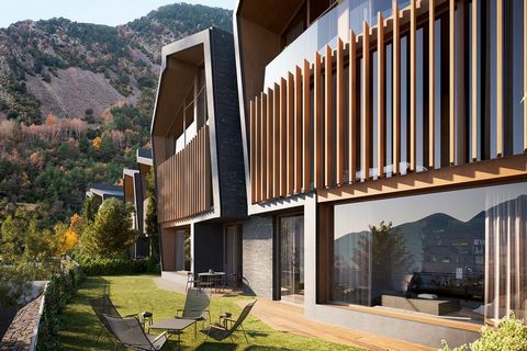 HUIS 1 Welkom in uw nieuwe huis in Els Vilars, Escaldes, waar elegantie en natuur in perfecte harmonie samensmelten. Deze eengezinsvilla ligt in een bevoorrechte natuurlijke omgeving, op slechts een paar minuten afstand van het bruisende centrum van ...