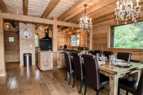 Superb chalet of 210 m² on 3 floors for 10 people, located in Bois, near the golf course and about 4 km from the center of Chamonix. The ski lifts, ski slopes and ski school are located at 1.9 km. To move more easily, you can use a bus stop 300 meter...