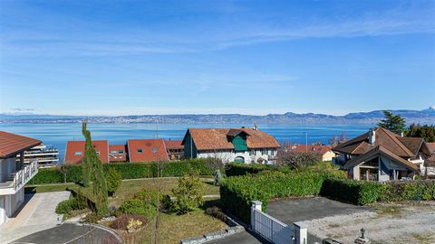 In Neuveucelle, in a quiet and sought after area, very large house of 324.76 m2 of living space with a dominant position on the lake, offers quality services with beautiful rooms with comfortable volumes, for example, the entrance of 22.67 m2, living...