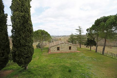 Bei diesem Anwesen zeigt sich, wie die Landschaft gekonnt gestaltet wurde: von überall sind die Olivenhaine, Weinberge und Bauernhäuser zu sehen, die die typische Charakteristika der Landschaft der Toskana sind. In dieser einmaligen Lage ist die Land...