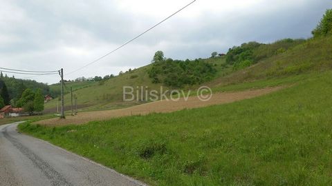 Krapinske toplice, Vrtnjakovec Building land in the undeveloped part of the construction area of the settlement of 8,769 m2 wide along the road about 90 m. Distance to Krapinske toplice 3.8 km. Possible construction: - Residential buildings - family ...