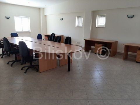 DugopoljeIn the office building, offices total usable area of 259m2 on the 2nd floor. It consists of a reception, 3 large offices, a meeting room, a mini kitchen and a bathroom. All rooms are air conditioned. Parking provided.Detailed information in ...