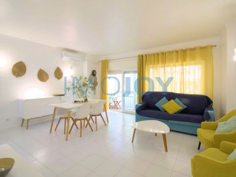 Excellent appartement 1 chambre tous rénovés à un demi-kilomètre de la plage de Três Castelos et à un kilomètre de Praia da Rocha. Composé d'une chambre en suite, deux salles de bains et un salon très spacieux, ainsi qu'une cuisine entièrement équipé...