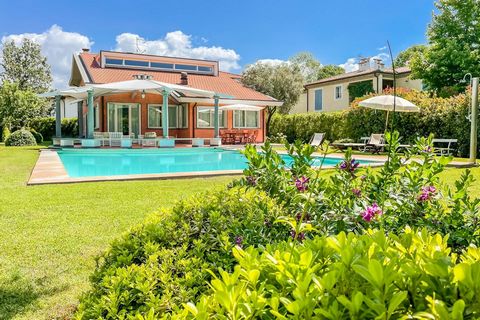 Villa Monteforato znajduje się w dzielnicy mieszkalnej Forte dei Marmi, zaledwie 650 metrów od morza i mniej niż 1 km od zabytkowego centrum miasta. Ta luksusowa willa składa się z 5 sypialni dwuosobowych, 1 sypialni z łóżkiem pojedynczym i 7 łaziene...