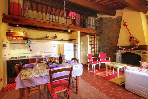 With 2 bedrooms, a sauna and a shared saltwater pool, this country house in Pian Di Scò is ideal for a family or group of friends. It overlooks a beautiful field of flowers and trees. Spend a day discovering the picturesque village of Pian di sco or ...