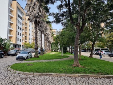 3 bedroom apartment with 134m2 in Carcavelos with balconies and parking. Composed of 3 bedrooms, one of them en suite, this apartment has excellent finishes and high quality equipment. All rooms have a balcony. Additional features: - Fully equipped c...